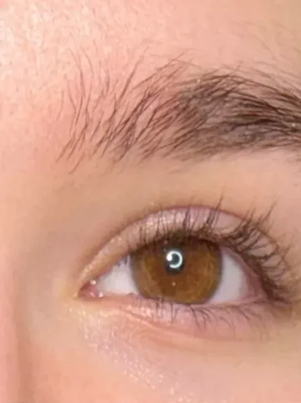 Nahaufnahme eines Auges vor dem Lash Lifting bei Skin Society